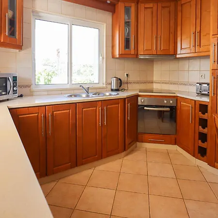 Tio Pedro - Swimming Pool - For Families- By Bedzy Willa